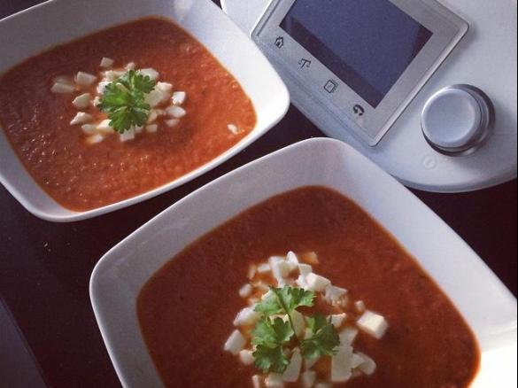 Dietetyczny krem pomidorowo-paprykowy z mozzarellą