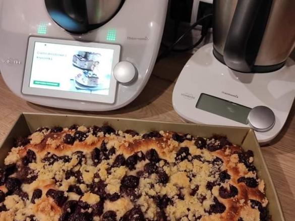 Ciasto z drożdżowe z kruszonką i owocami