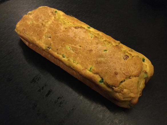 Wytrawny keks wiosenny z groszkiem i suszonymi pomidorami