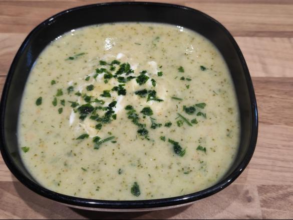 Krem brokułowy z serkiem topionym  ( ponad 2L zupy)