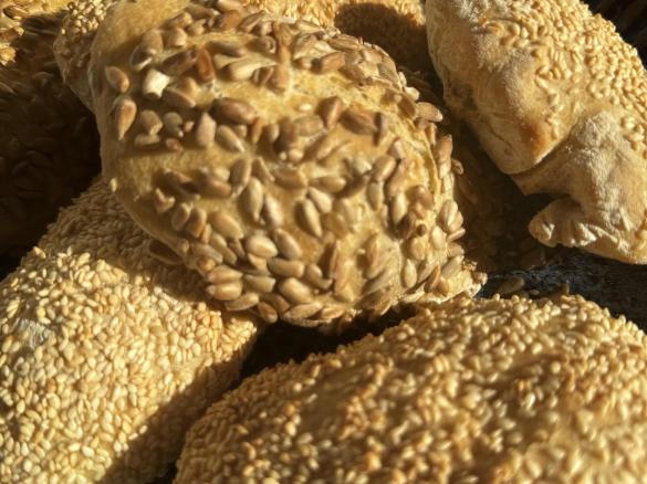 Chrupiące bułki z sezamem