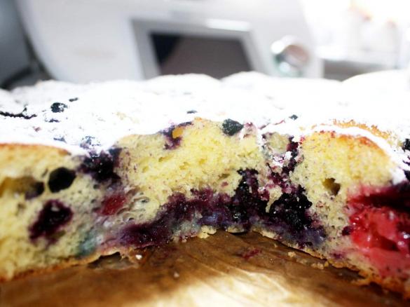 Buchta drożdżowa z jagodami i kruszonką