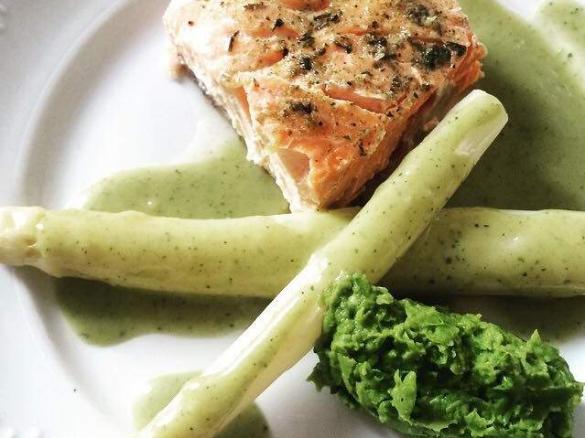 Wiosenny obiad - Kurczak i ryba ze szparagami w sosie i puree z zielonego groszku