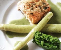 Wiosenny obiad - Kurczak i ryba ze szparagami w sosie i puree z zielonego groszku