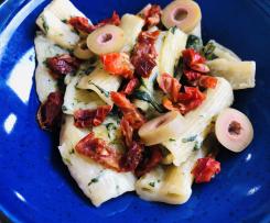 Makaron z suszonymi pomidorami i szpinakiem