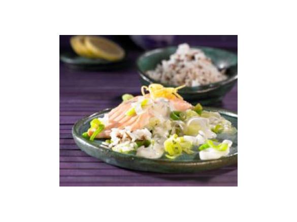 Łosoś z duszonym porem z sosem koperkowym