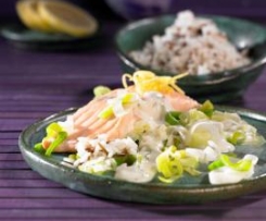 Łosoś z duszonym porem z sosem koperkowym