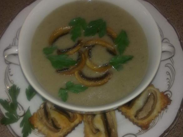 ZUPA PIECZARKOWA A^LA CREM Z GRZANKAMI Z CIASTA FRANCUSKIEGO