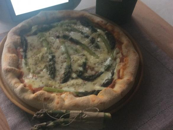 Pizza z szparagami na pijanym cieście