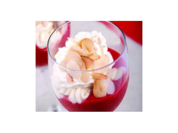 Mus truskawkowy z bitą śmietaną