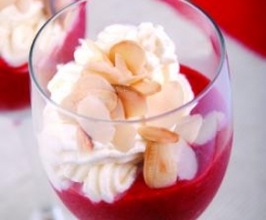 Mus truskawkowy z bitą śmietaną