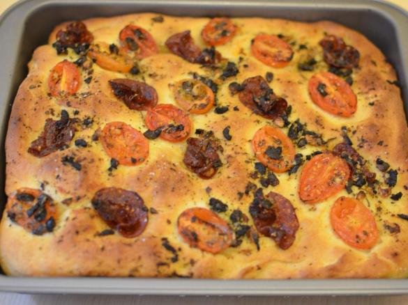 Focaccia z salami i pomidorkami daktylowymi