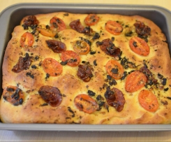 Focaccia z salami i pomidorkami daktylowymi