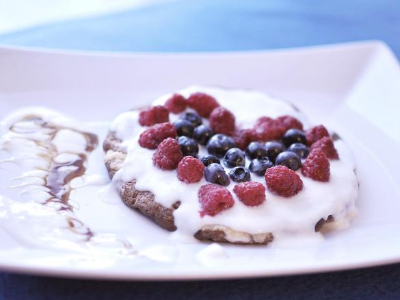 DIETETYCZNY OMLET CZEKOLADOWY Z JOGURTEM I OWOCAMI