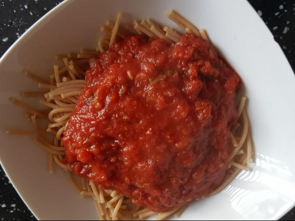Sos Marinara - wersja dietetyczna - przepis na jedną porcję (405 kcal z 70 g makaronu pełnoziarnistego)