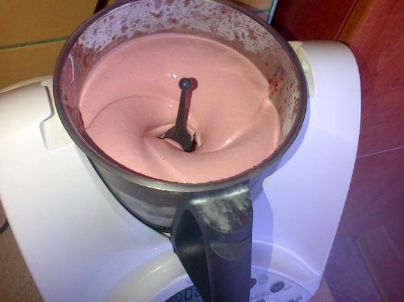 Lekkie lody truskawkowe z białkami zamiast śmietany