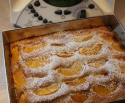 Karnawałowe ciasto z brzoskwiniami 