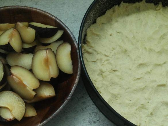 śliwkowiec z pianka na kruchym cieście