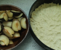 śliwkowiec z pianka na kruchym cieście