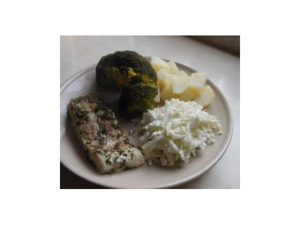 Dorsz na parze z młodymi ziemniaczkami, brokułem i surowka z rzodkwi i pekińskiej