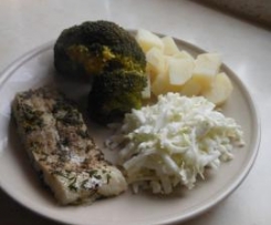 Dorsz na parze z młodymi ziemniaczkami, brokułem i surowka z rzodkwi i pekińskiej