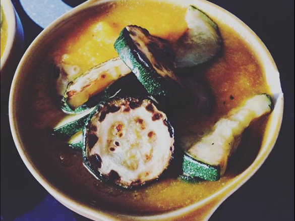 Zupa kalafiorowo-marchewkowa z porem i cebulą podawana z pieczoną cukinią