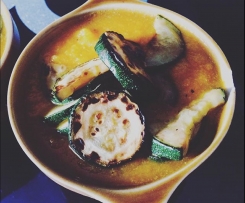 Zupa kalafiorowo-marchewkowa z porem i cebulą podawana z pieczoną cukinią