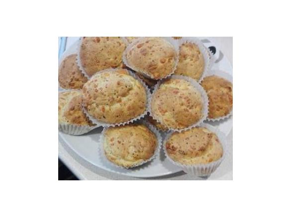 Muffiny z szynką i serem a la pizza