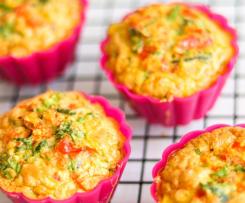 Muffinki jajeczne z kalafiorem i ziołami, ogórki kiszone