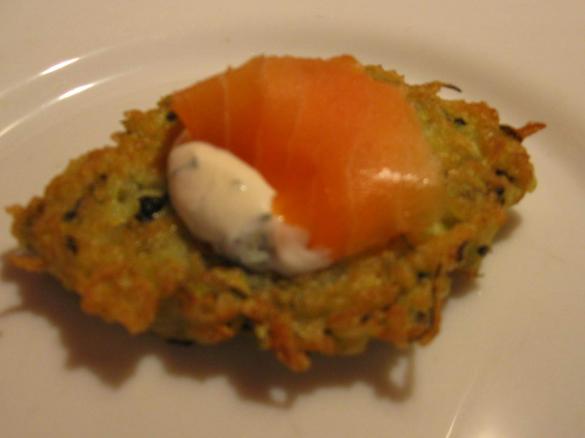 Placki z cukinii ze śmietaną i łososiem