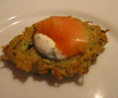 Placki z cukinii ze śmietaną i łososiem