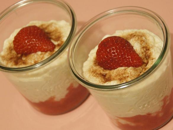 Deser mleczny z ryżem - krem i sosem truskawkowym