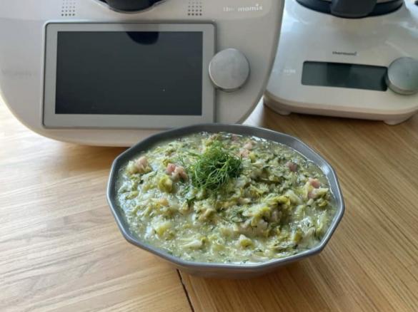 Młoda kapusta z boczkiem i koperkiem