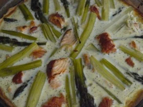 Quiche z wędzonym łososiem i szparagami
