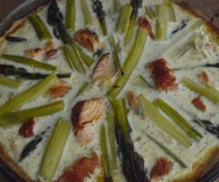 Quiche z wędzonym łososiem i szparagami