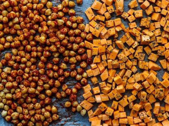 Sałatka z pieczona cieciorką, jarmużem i marchewką z dressingiem miodowo-sojowym