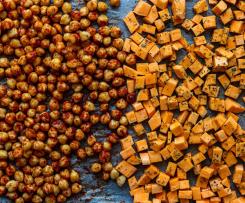 Sałatka z pieczona cieciorką, jarmużem i marchewką z dressingiem miodowo-sojowym