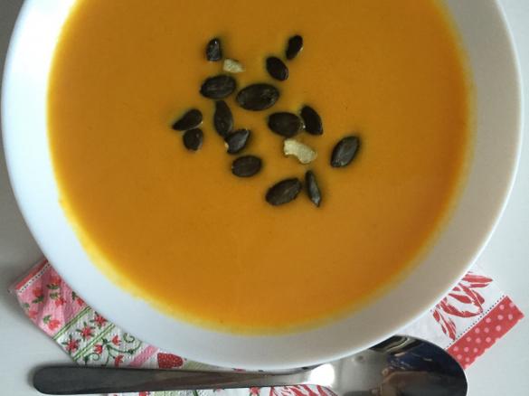 Zupa z marchewki, batata i mango z mleczkiem kokosowym