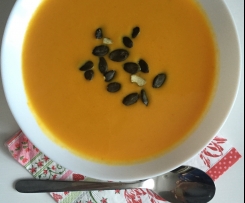 Zupa z marchewki, batata i mango z mleczkiem kokosowym