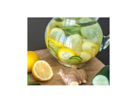 detoks z cytryną, ogórkiem i imbirem