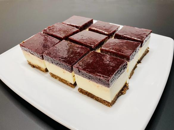 Sernik na zimno z musem owocowym, na  kruchym, czekoladowo-orzechowym spodzie