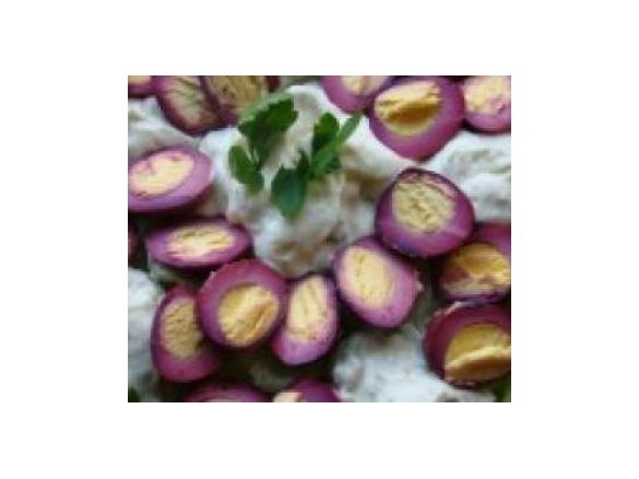 Przepiórcze jajka marynowane w buraczkach na sosie tatarskim