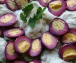 Przepiórcze jajka marynowane w buraczkach na sosie tatarskim