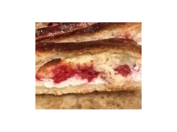 Malinowa strucla z serem