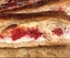 Malinowa strucla z serem