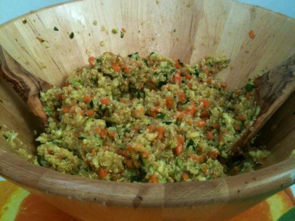 Sałatka z quinoa, marchewką i cukinią