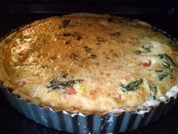 Bezglutenowa tarta z salami, mozzarellą i pomidorami