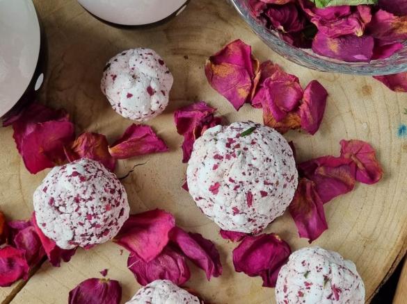 MUSUJĄCE KULE DO KĄPIELI Z PŁATKAMI RÓZY I OLEJKIEM HERBACIANYM