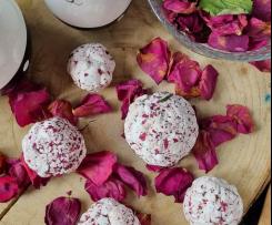 MUSUJĄCE KULE DO KĄPIELI Z PŁATKAMI RÓZY I OLEJKIEM HERBACIANYM