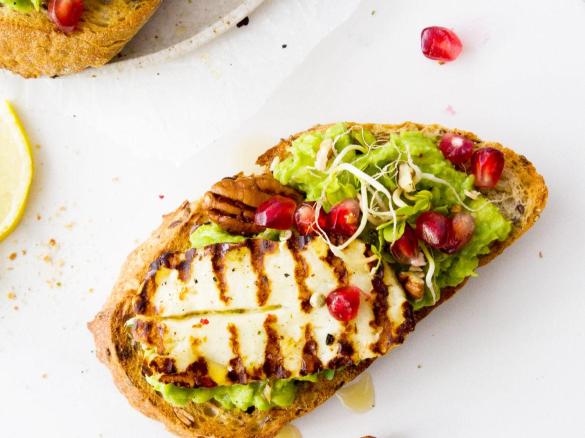Grzanka z awokado i halloumi